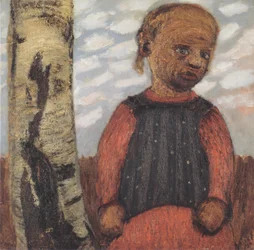 Mädchen in rotem Kleid am Baumstamm vor Wolkenhimmel